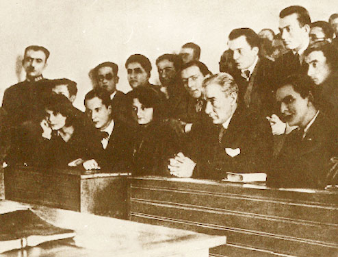 Cumhurbaşkanı Gazi Mustafa Kemal, İstanbul Üniversitesi Hukuk Fakültesinde öğrenciler arasında ders dinlerken (15 Aralık 1930)