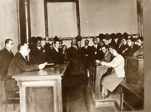 Cumhurbaşkanı Gazi Mustafa Kemal, İstanbul Üniversitesinde öğrenciler arasında ders dinlerken (15 Aralık 1930)