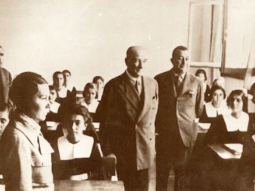 Cumhurbaşkanı Atatürk, Adana İsmet Paşa Kız Enstitüsünde tarih dersinde (19 Kasım 1937)