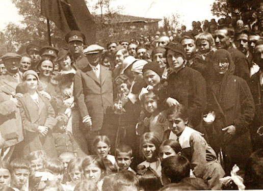 Cumhurbaşkanı Gazi Mustafa Kemal, öğrenciler arasında (1934)