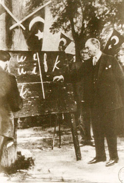 Cumhurbaşkanı Gazi Mustafa Kemal, yeni Türk harflerini halka bizzat öğretirken (20 Eylül 1928)