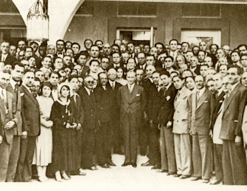 Cumhurbaşkanı Gazi Mustafa Kemal, Ankara'da Birinci Türk Tarih Kongresi sırasında kongre delegeleri ile (8 Temmuz 1932)