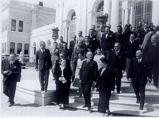 Cumhurbaşkanı Atatürk, Dolmabahçe Sarayı'nda açılan resim ve heykel sergisine gelirken (20 Eylül 1937)