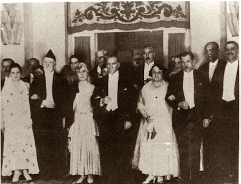 Cumhurbaşkanı Gazi Mustafa Kemal, Yunanistan Başbakanı Venizelos ile Cumhuriyet Bayramı balosunda (29 Ekim 1930)