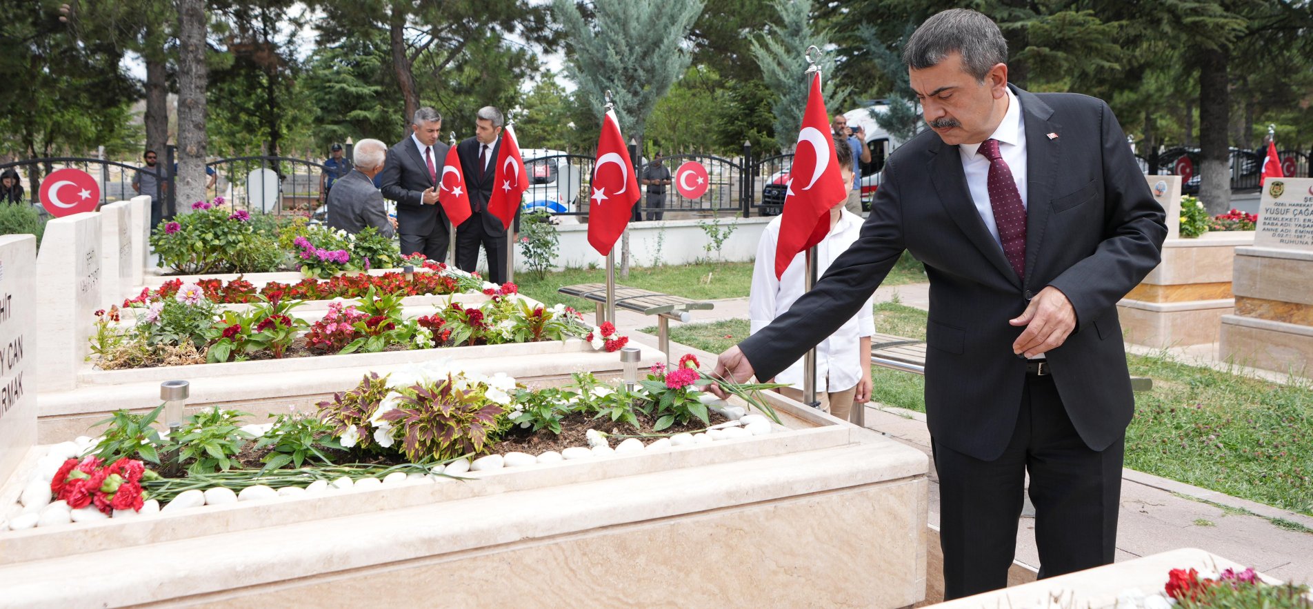 BAKAN TEKİN, 15 TEMMUZ ŞEHİTLİĞİ'Nİ ZİYARET ETTİ