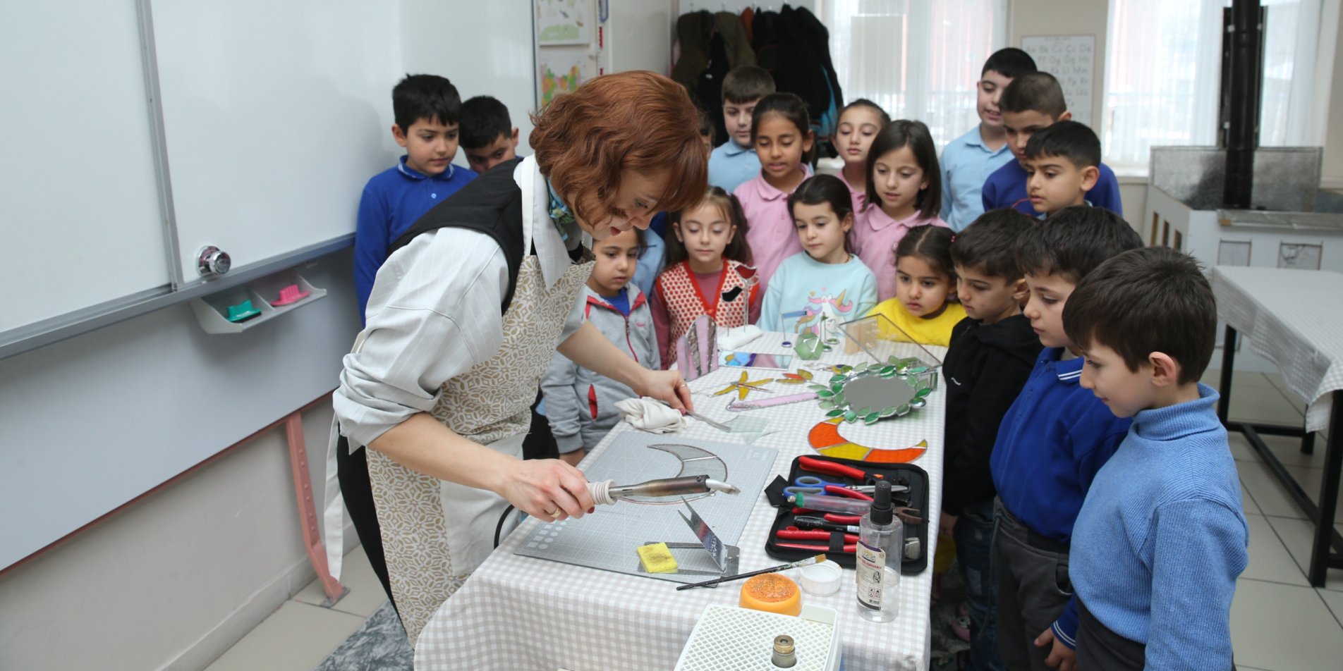 İlkokul Öğretmeni, Vitray Sanatını Köydeki Öğrencilerine Tanıtıyor