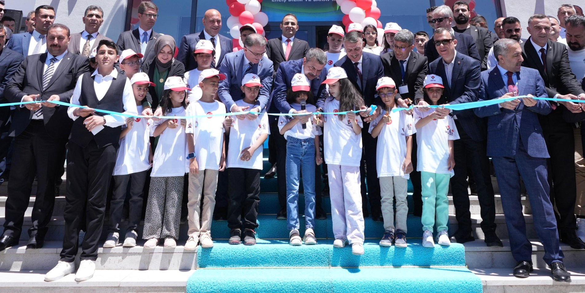 BAKAN TEKİN, VAN'DA BİLİM SANAT MERKEZİ AÇILIŞINA KATILDI